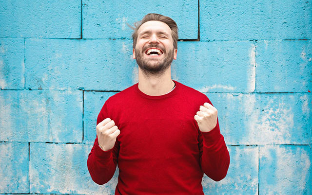 Knowmad Lawyer - hombre contento renta 2019